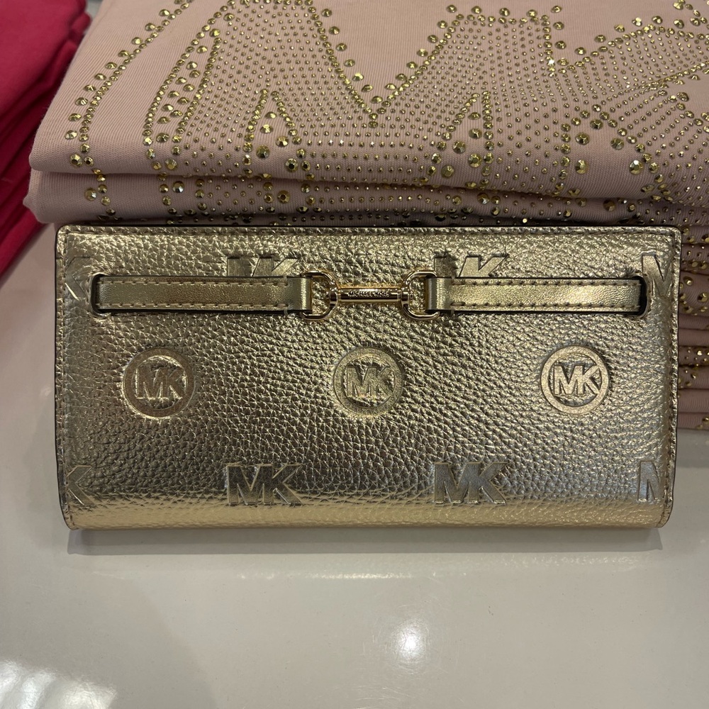 MICHAEL KORS Carson Lg Metallic Logo Debossed Snap Bifold Wallet
Pale Gold
NWT - Picture 3 of 16